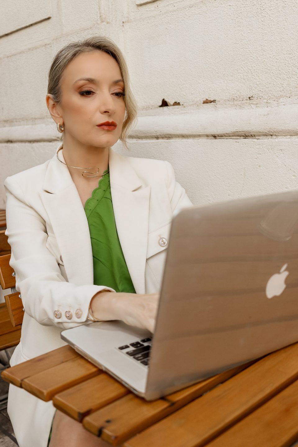 Betty Eisenbraun trabalhando em seu notebook